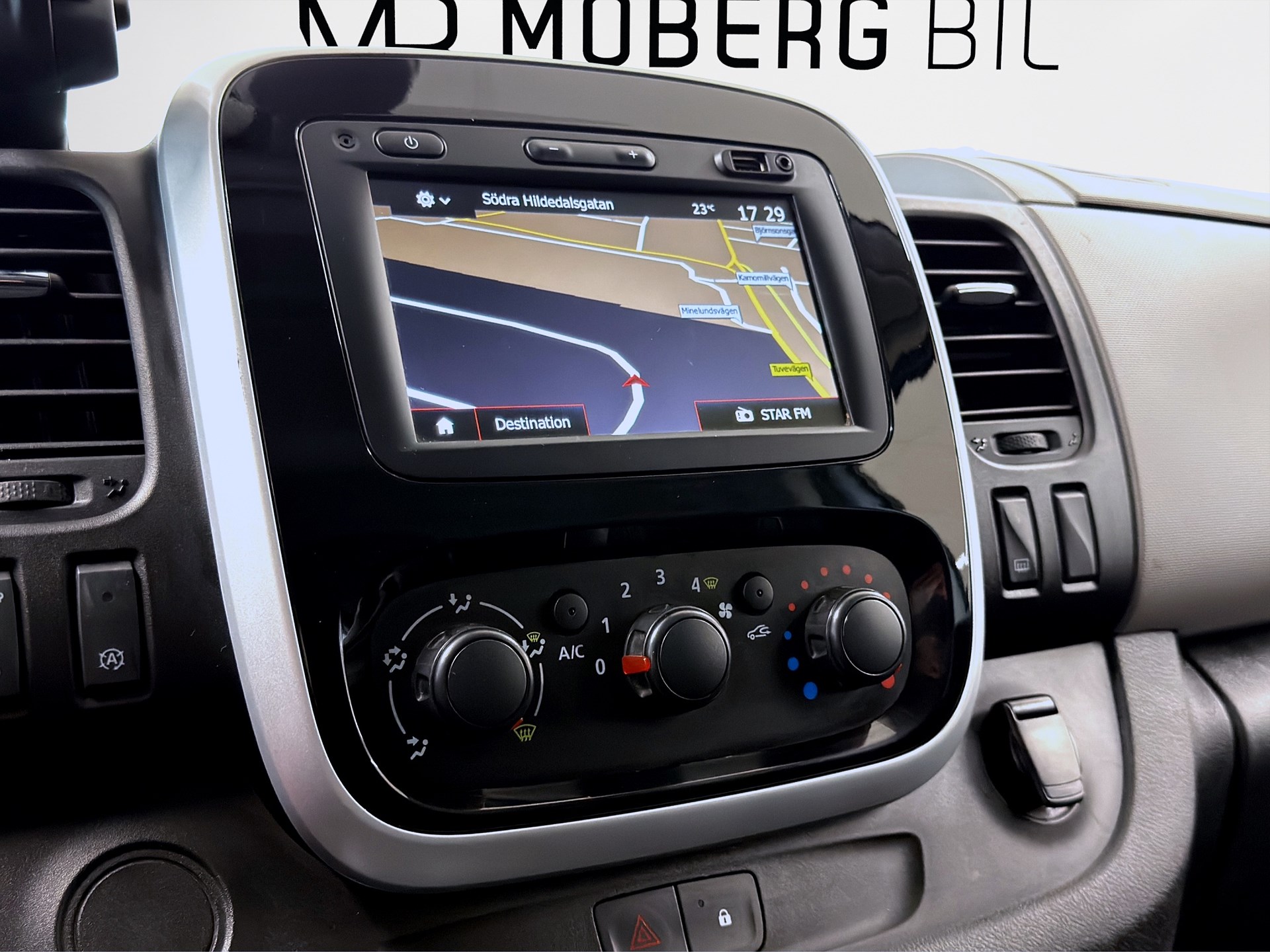 Renault Trafic Skåpbil 125hk L1 Drag Värmare PDC MOMS/VAT