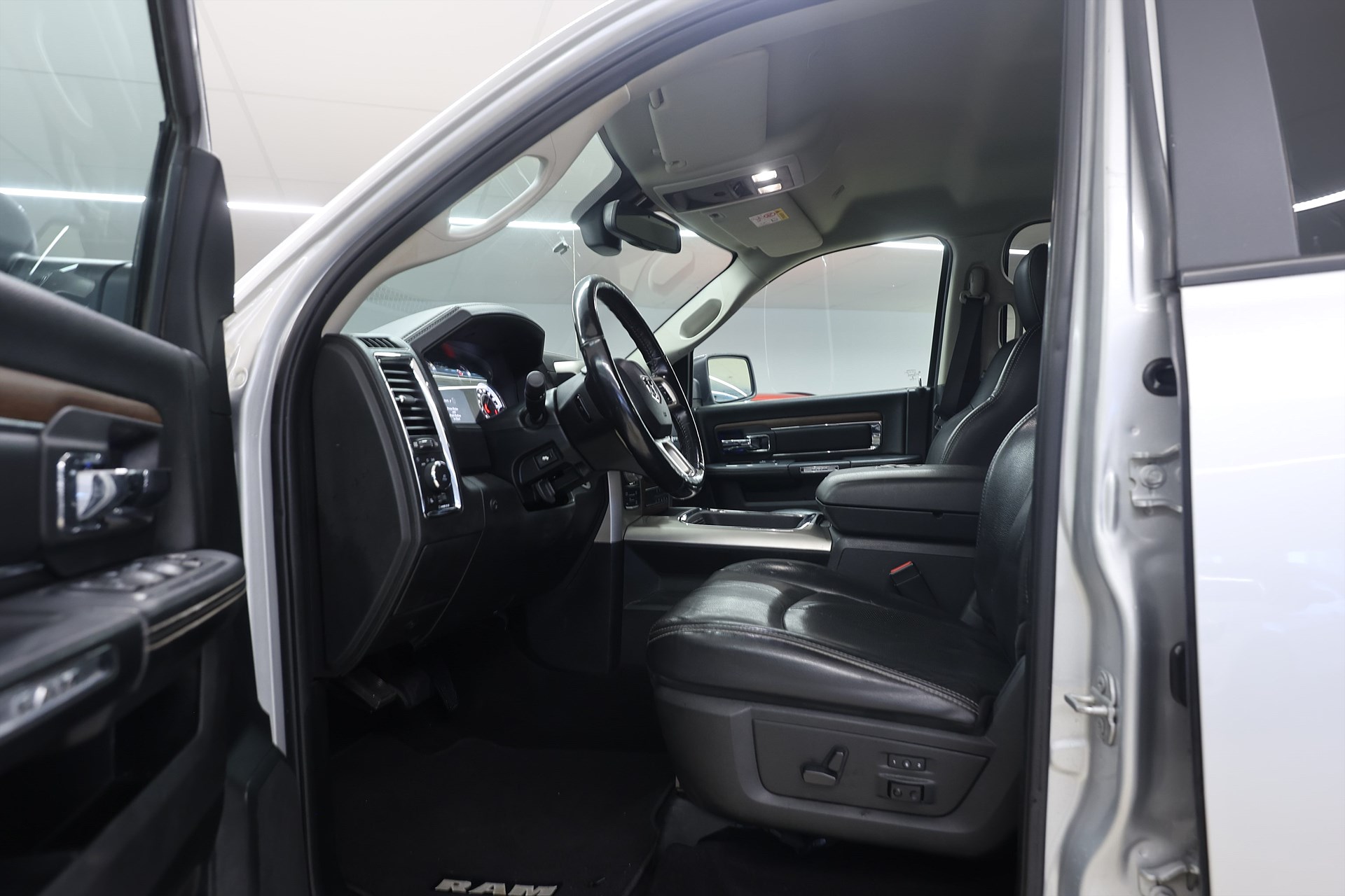 RAM 1500 Crew Cab 5.7 V8 4x4 Laramie Ram Box MOMS