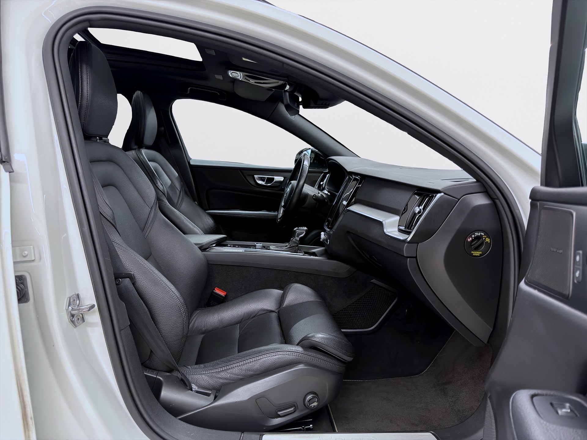 Volvo V60 T4 190hk R-Design H/K HUD Drag 360 Pano Navi