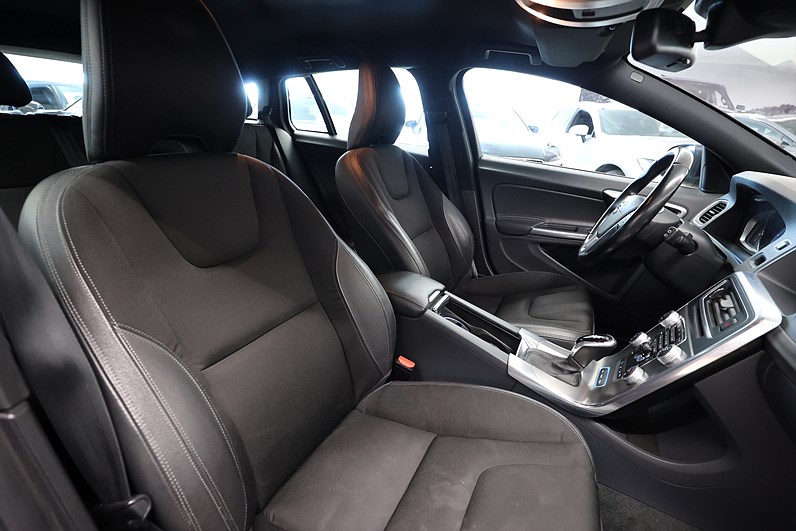 Volvo V60 D5 AWD Plug-in AWD Momentum B-Kamera Drag