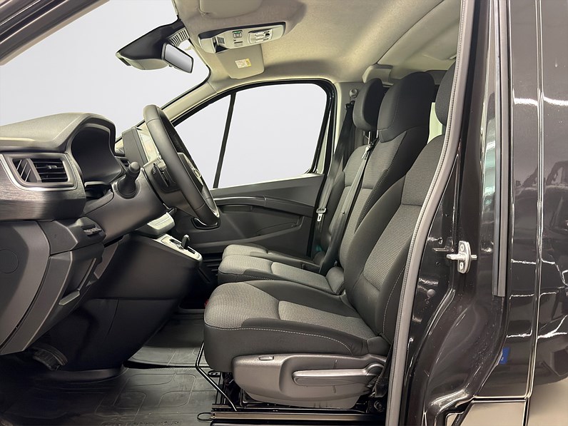 Crew 3.0t 2.0 dCi 170hk L2 9-Sits Drag B-Kamera Keyless PDC