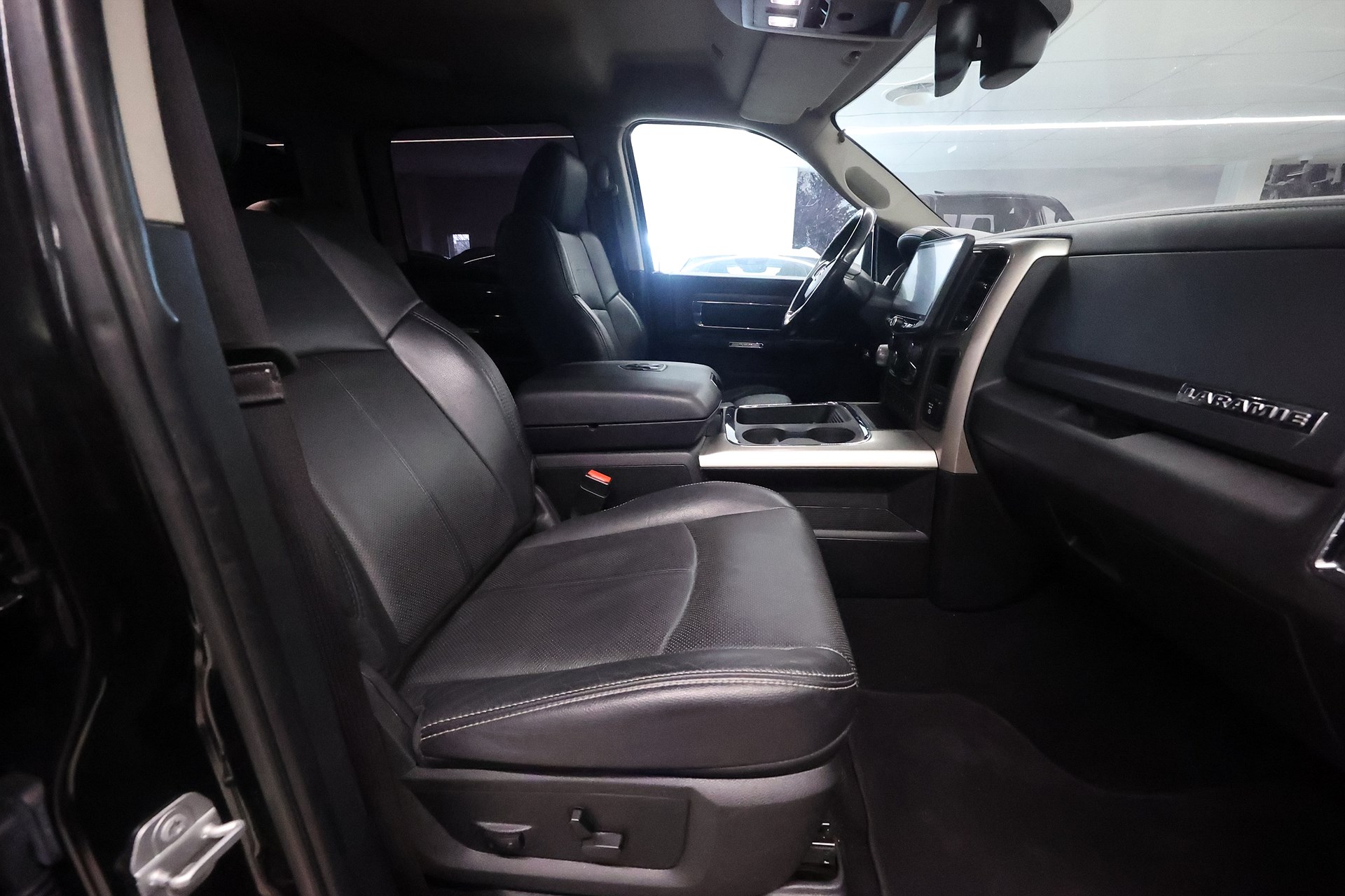 RAM 1500 Crew Cab 5.7 V8 4x4 395hk Laramie Alpine Läder Drag