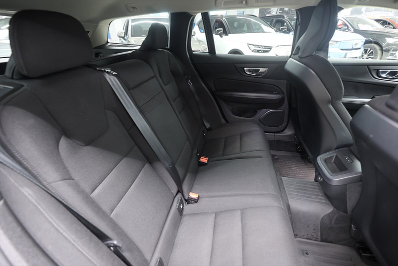 Volvo V60 B4 197hk Momentum Värmare Navi B-kamera