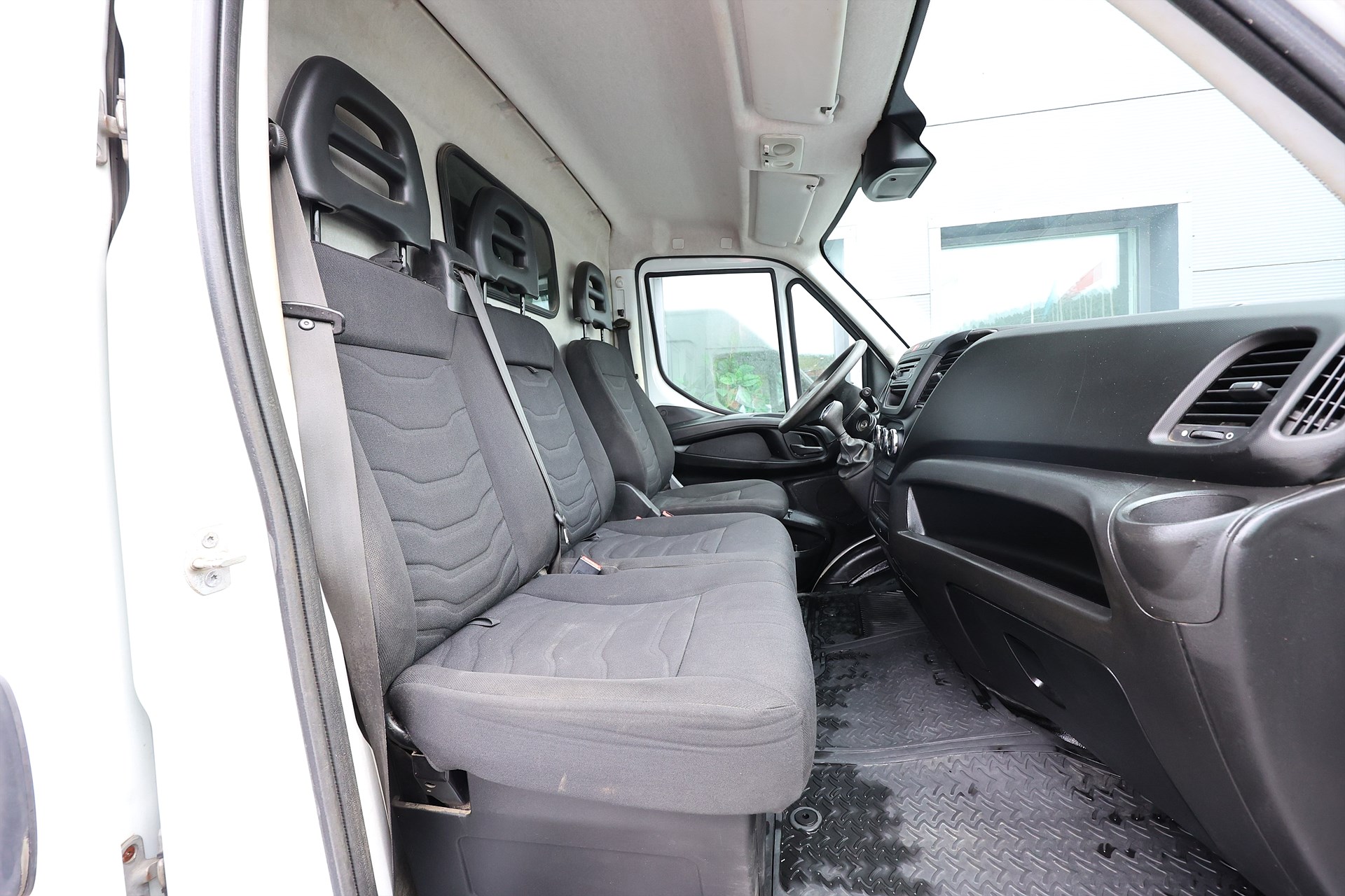 Iveco Daily 35-130 Skåpbil 2.3 JTD Hi-Matic 126hk Värmare 3 sits
