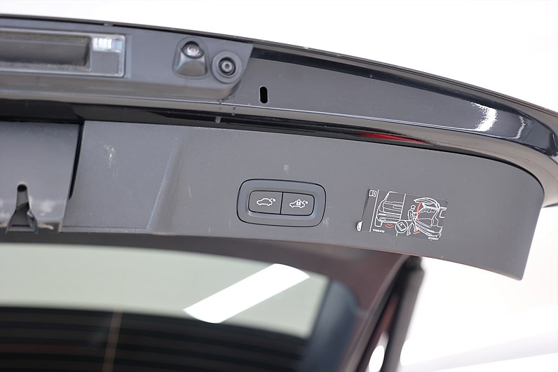 Volvo XC40 P6 Recharge Core B-kamera Drag Keyless MOMS
