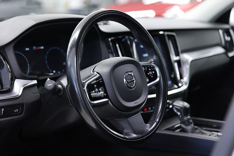Volvo V60 D4 AWD 190hk *Hjulkampanj!* Momentum Drag
