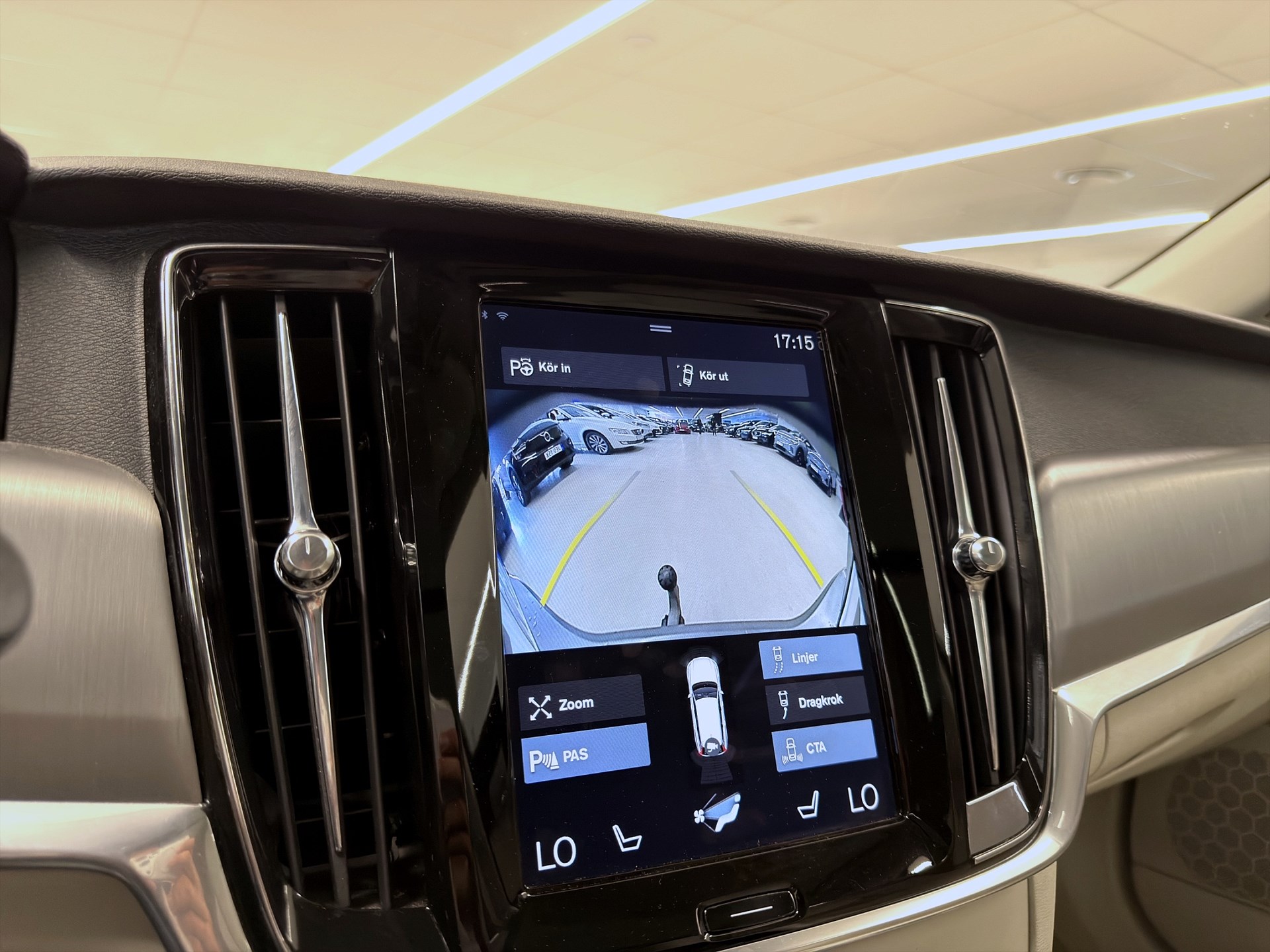 Volvo V90 D5 AWD Momentum Pano HUD Skinn Värmare Drag