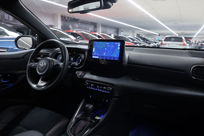 Toyota Yaris Hybrid 116hk *Kampanj!* GR-Sport Plus pkt HUD JBL Bi-Tone