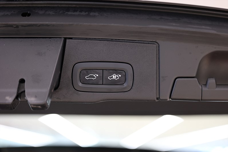 Volvo XC60 Recharge T6 AWD 350hk Core Edition Pano Drag Keyless MOMS