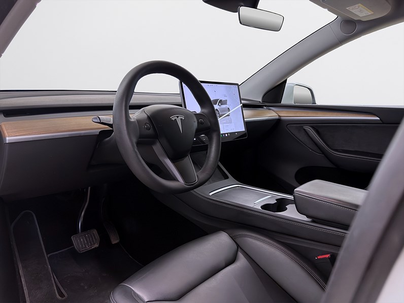 Tesla Model Y Long Range AWD 514hk Pano Drag Läder Navi