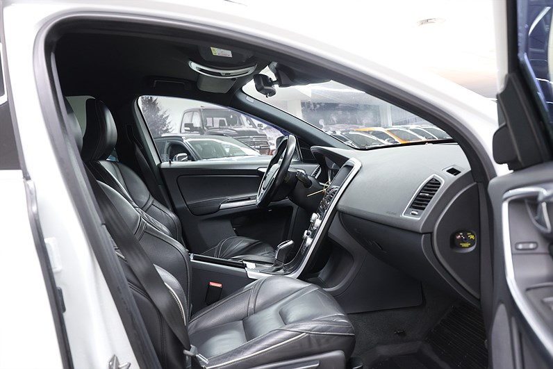 Volvo XC60 D4 190hk *Hjulkampanj!* R-Design Navi PDC Drag Värmare Drag