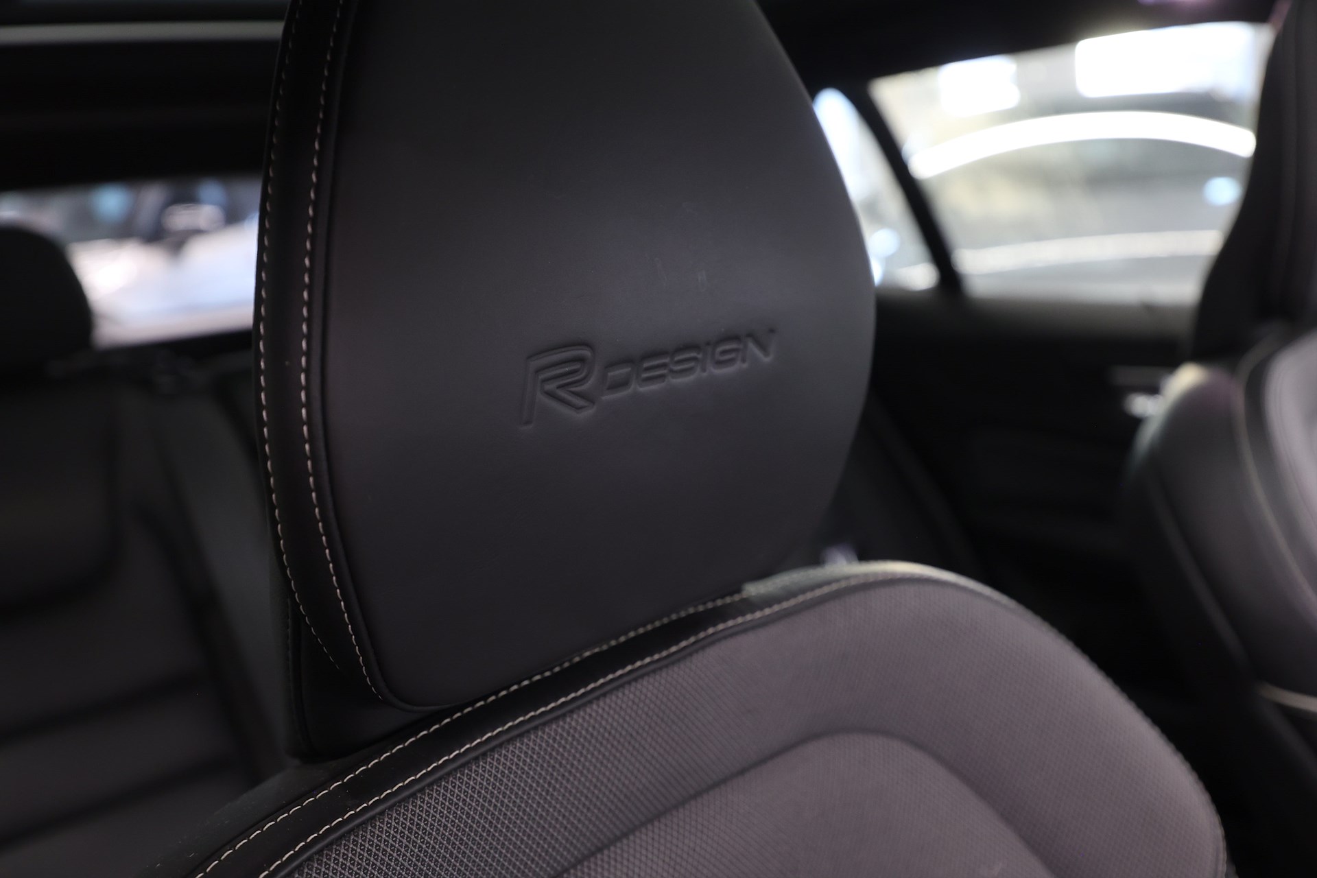 Volvo V60 Recharge T8 AWD 392hk R-Design Pano Drag Navi