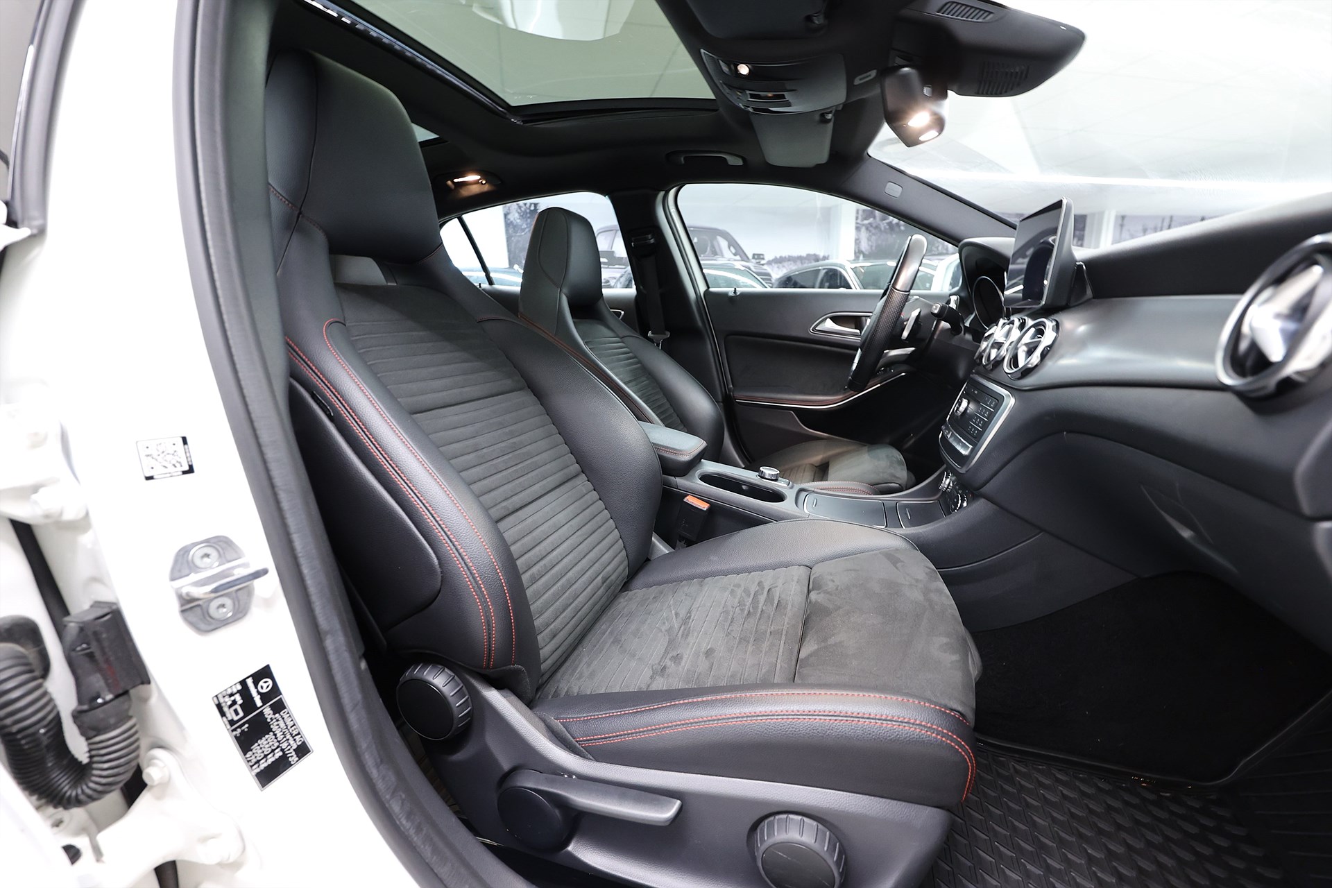 Mercedes-Benz GLA 250 4M AMG Line Pano B-kamera Navi