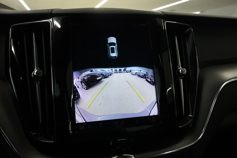 Volvo XC60 Recharge T6 AWD 350hk Core Pano Keyless Navi Drag