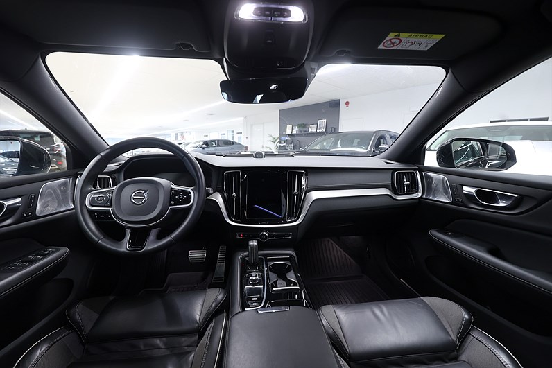 Volvo V60 Recharge T8 AWD 456hk R-Design B&W HUD Pano