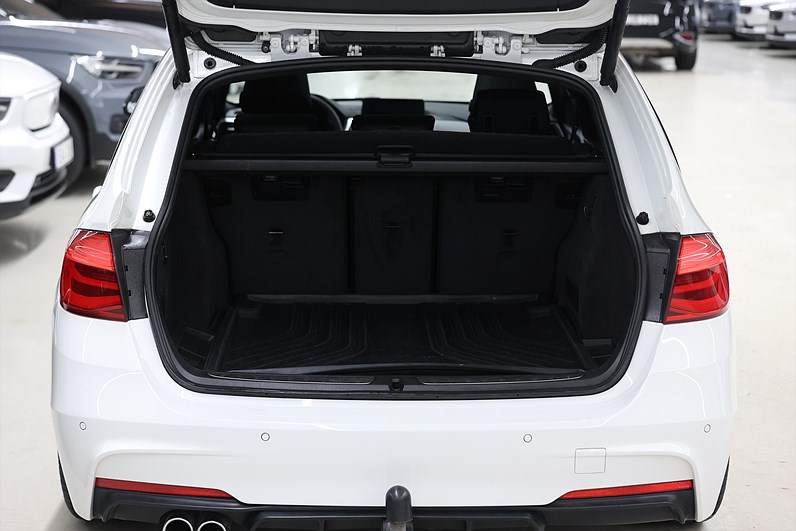 BMW 320d xDrive Touring 190hk *Hjulkampanj!* M Sport Pano HUD H/K Keyless Drag