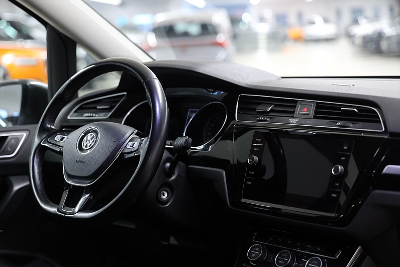 Volkswagen Touran 1.8 TSI 180hk *Hjulkampanj!* R-Line Drag