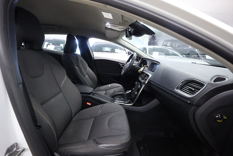 Volvo V40 Cross Country D2 120hk Momentum Navi Bluethooth PDC