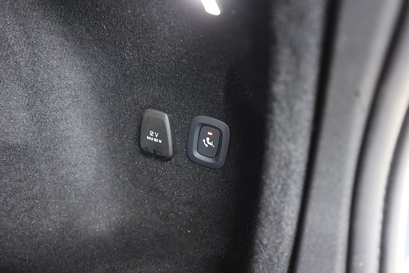 Volvo V60 B3 163hk Inscription H/K HUD Pano Massage 360 Drag
