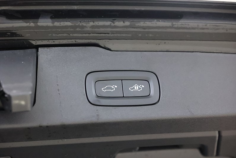 Volvo V60 Recharge T6 AWD 350hk Core H/K Läder Keyless Navi Drag
