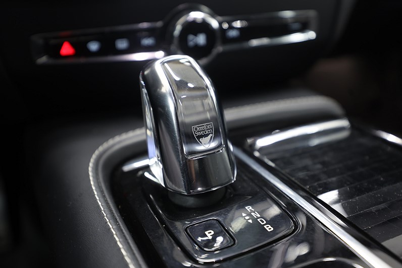 Volvo V60 Recharge T8 AWD 392hk R-Design Pano Drag Navi