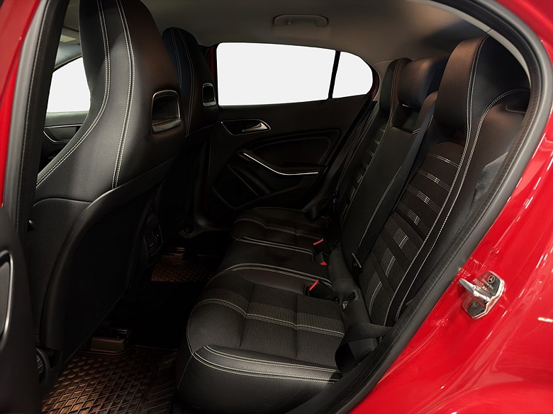 Mercedes-Benz GLA 220 4MATIC Dragkrok, 2018, röd – bild 16 av 21, begagnad hos Niber i Järfälla