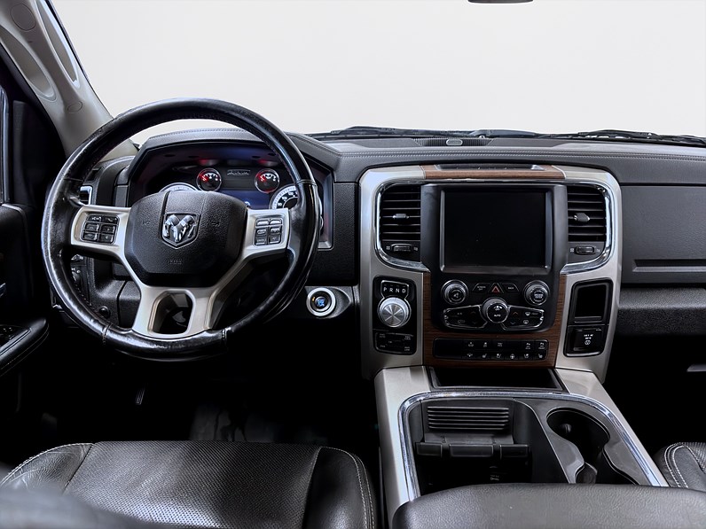 3.0 V6 EcoDiesel 4x4 Laramie Flaklock Drag Luftfjädring
