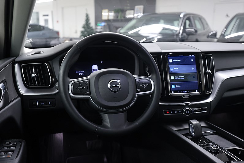 Volvo XC60 Recharge T6 AWD 340hk Momentum Pano Drag