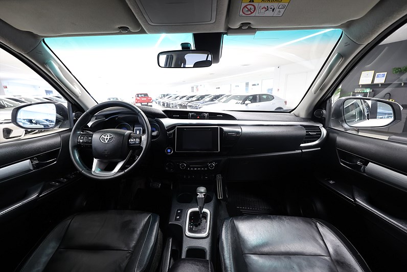 Toyota Hilux 2.4 AWD 150hk Drag B-kamera Värmare Skinn MOMS