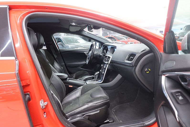Volvo V40 D2 120hk R-Design Pano PDC Drag Värmare