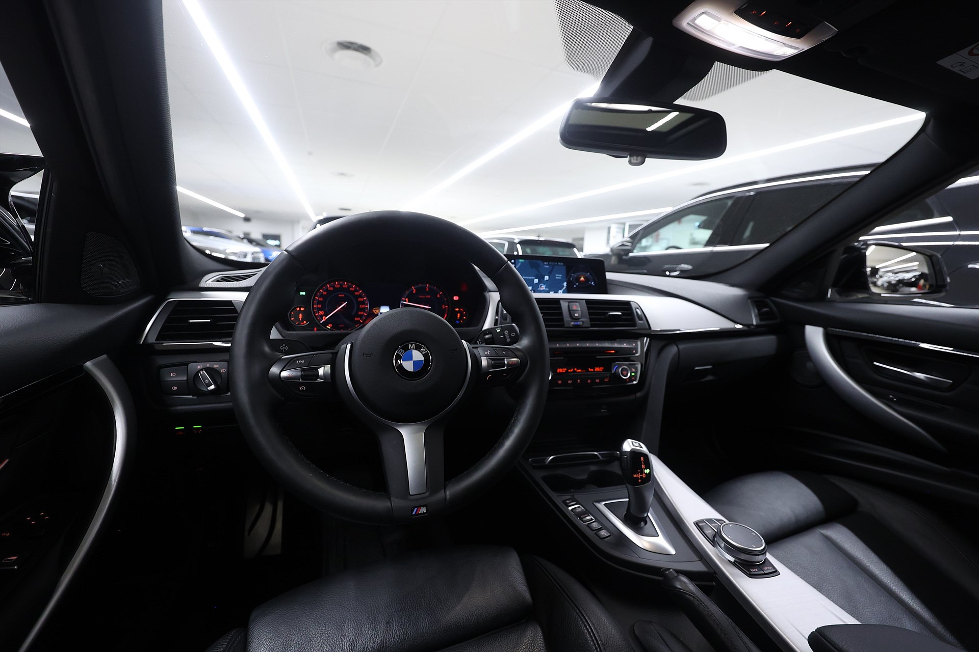 BMW 320d xDrive Touring 190hk *Hjulkampanj!* M Sport Pano HUD H/K Keyless Drag