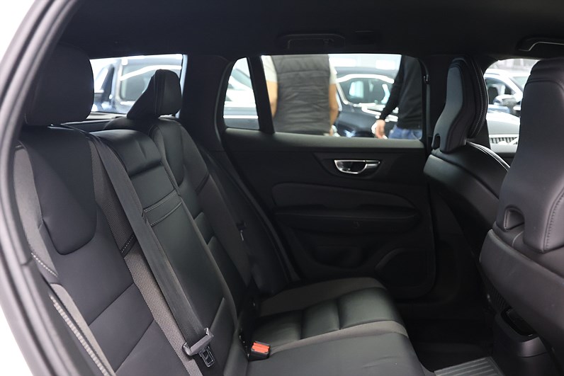 Volvo V60 T6 AWD TwEn 340hk R Design B-Kamera VOC Keyless