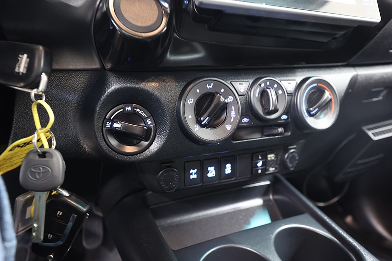 Toyota Hilux 2.4 AWD 150hk Drag B-kamera Värmare MOMS