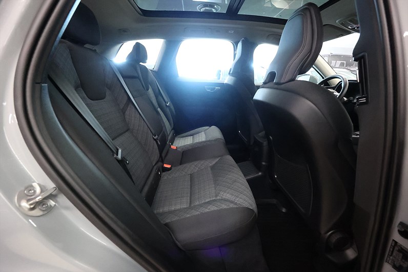 Volvo XC60 Recharge T6 AWD 350hk Core Pano Keyless Navi Drag