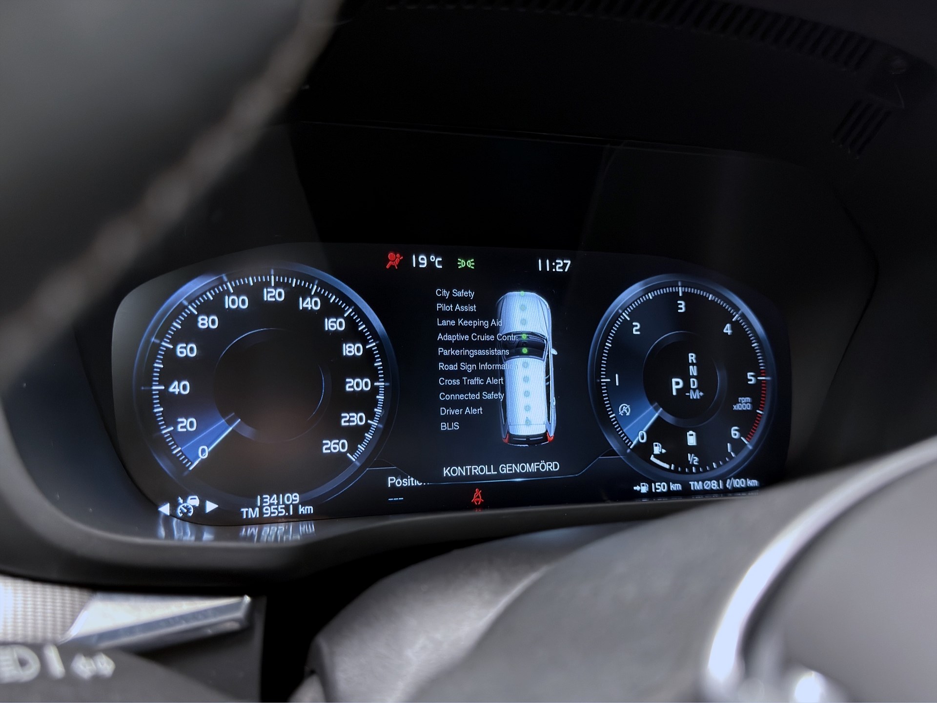 Volvo XC60 B4 AWD 197hk R-Design H/K Drag B-Kamera Läder