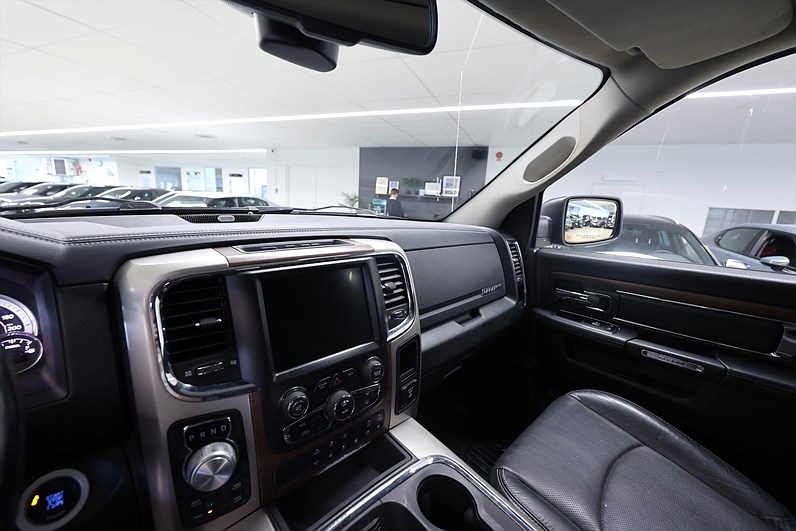 Dodge RAM 1500 3.0 V6 EcoDiesel 4x4 Laramie Kåpa Drag MOMS