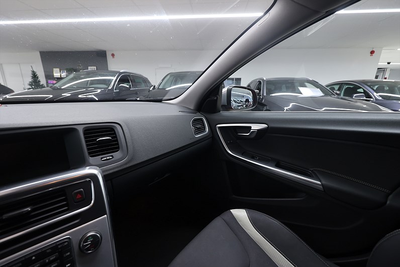 Volvo S60 T5 240hk R-Design Pano B-kamera Värmare