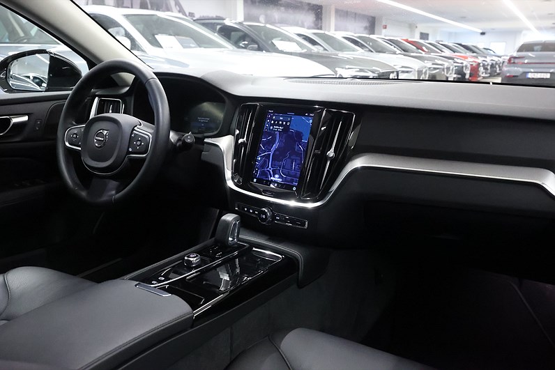 Volvo V60 Recharge T6 AWD 350hk Core H/K Läder Keyless Navi Drag