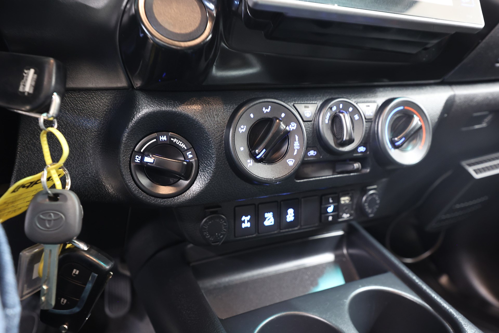 Toyota Hilux 2.4 AWD 150hk Drag B-kamera Värmare MOMS