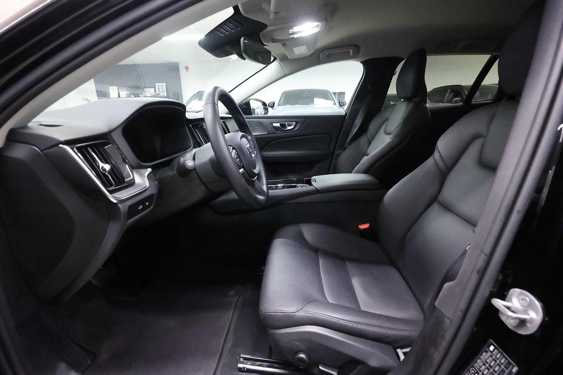 Volvo V60 Recharge T6 AWD 350hk Core H/K Läder Keyless Navi Drag