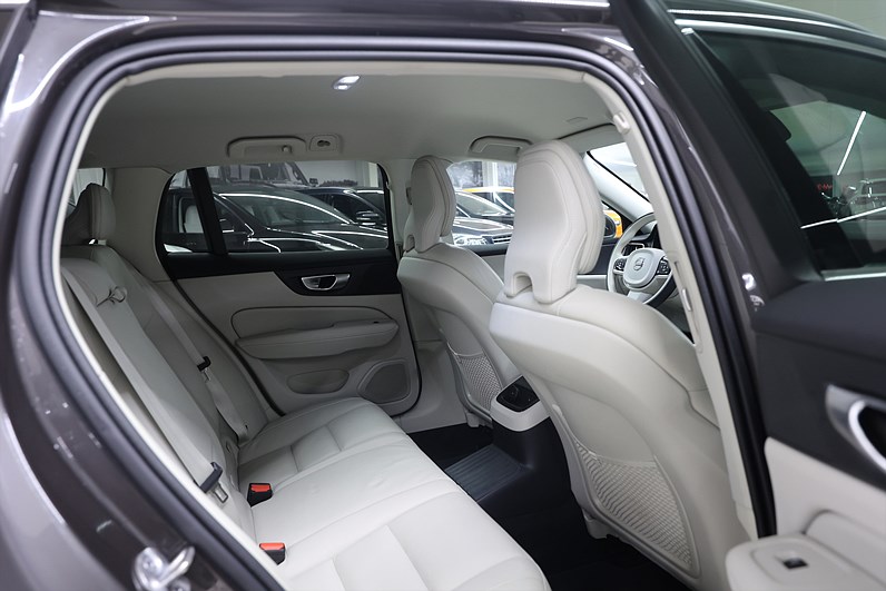 Volvo V60 Recharge T6 AWD 350hk Core Bright Skinn Drag