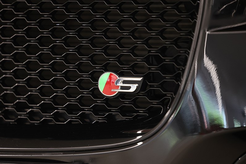 Jaguar F-Pace S AWD 380hk Pano Meridian Skinn Drag Navi