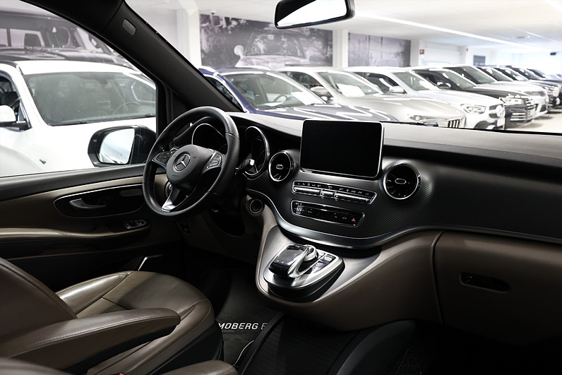 Mercedes-Benz V 300d AMG Live 7-Sits X-Lång Burmester MOMS