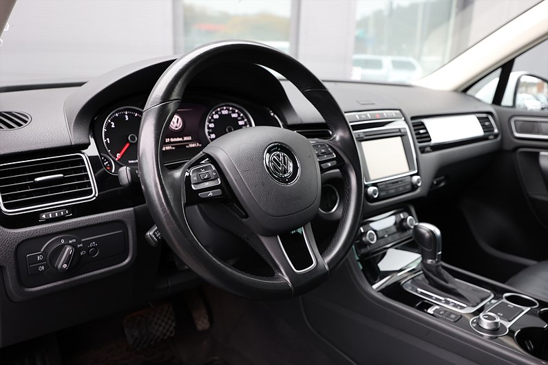 Volkswagen Touareg 3.0 TDI 4M 204hk Skinn Värmare Drag PDC