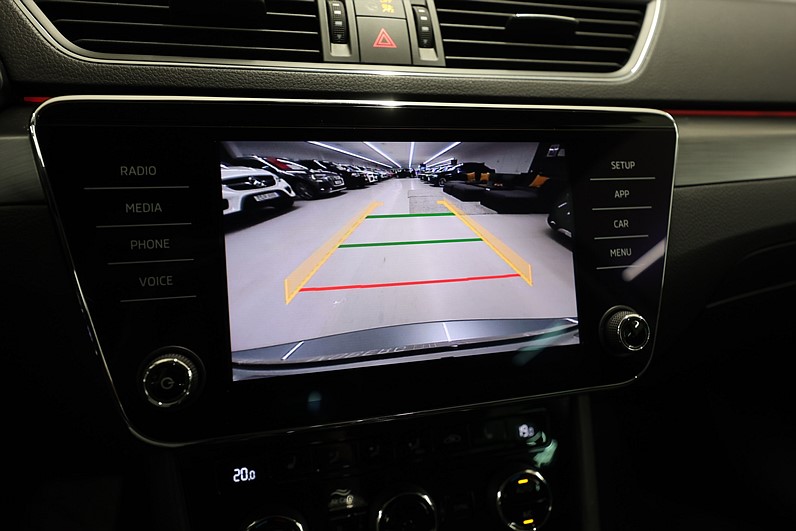 Skoda Superb Kombi 1.5 TSI 150hk Style Värmare Skinn Drag