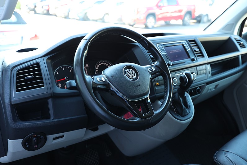 Volkswagen Transporter 2.0 TDI 204hk R Edition Skinn Värmare Drag