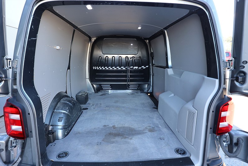 Volkswagen Transporter 2.0 TDI 204hk R Edition Skinn Värmare Drag