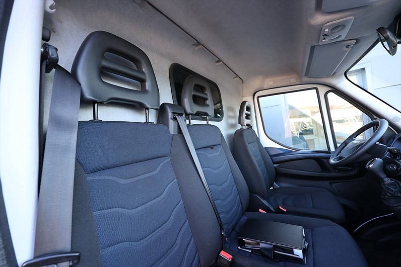 Iveco Daily 35 2.3 JTD Hi-Matic L2H2 12m3 Värmare LEASBAR