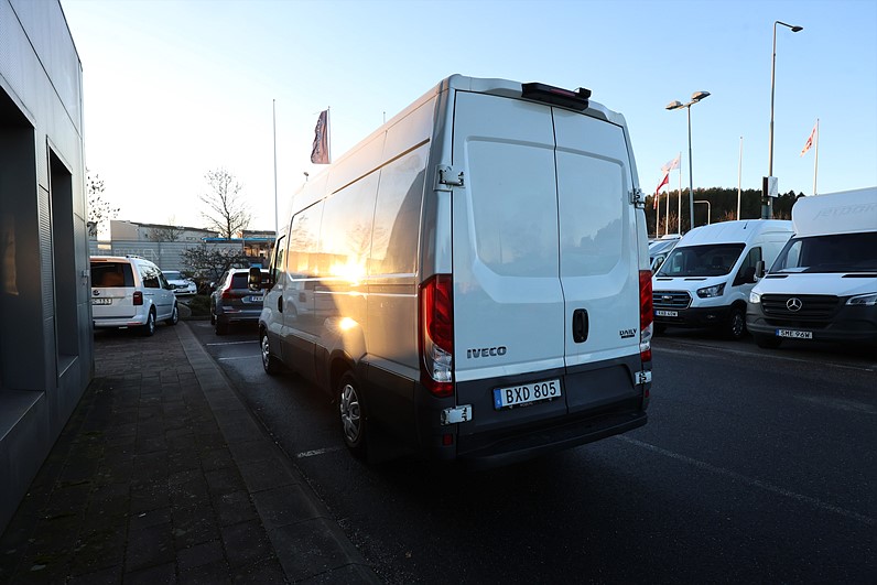 Iveco Daily 35 2.3 JTD Hi-Matic L2H2 12m3 Värmare LEASBAR