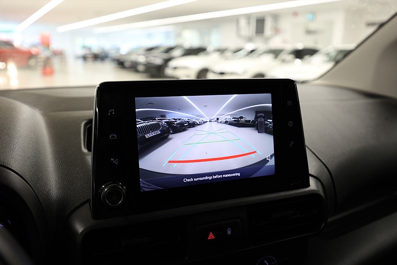Toyota ProAce City 1.5D 100hk Värmare B-kamera Carplay LEASBAR
